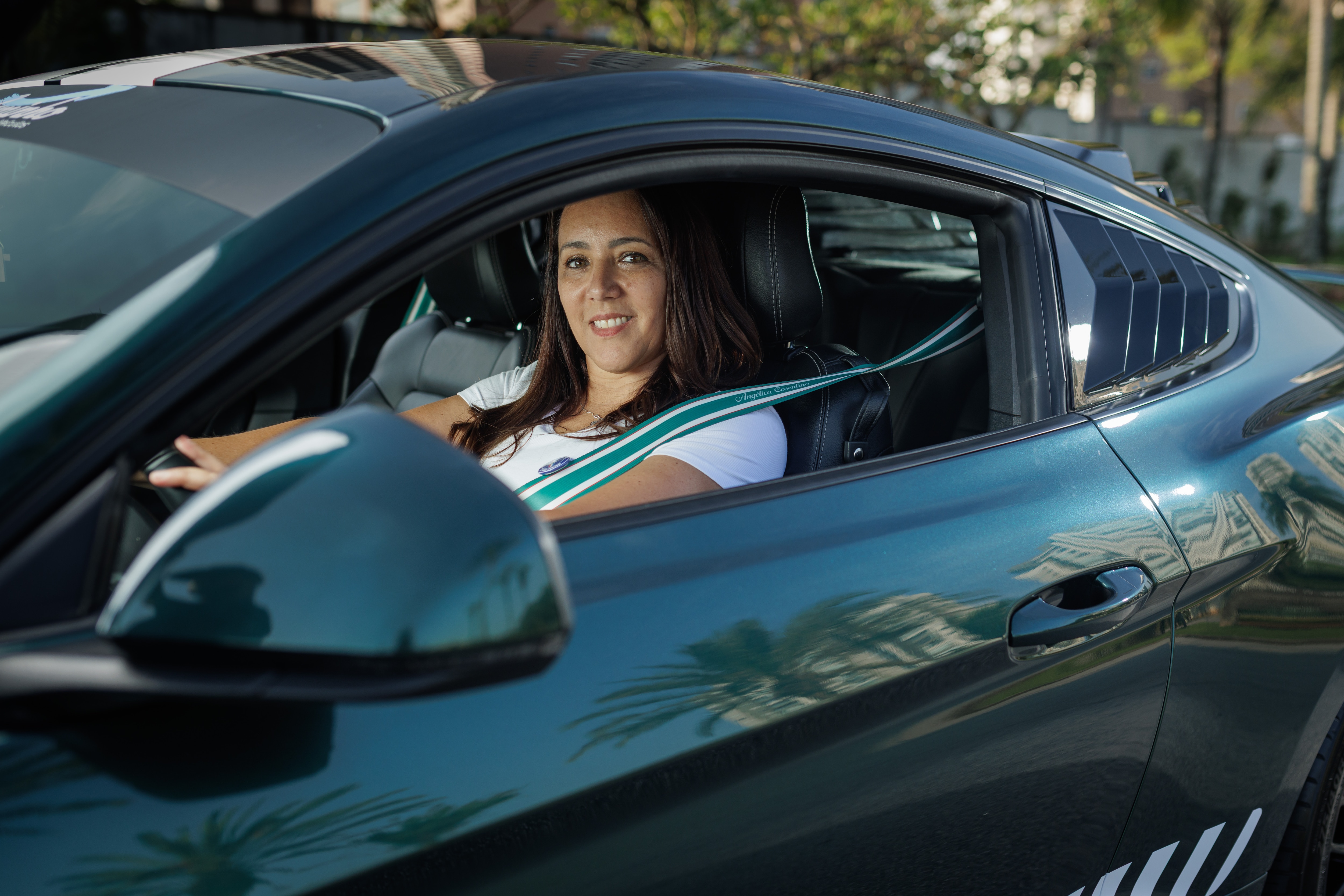 Angélica Cosentino com seu Ford Mustang GT verde personalizado